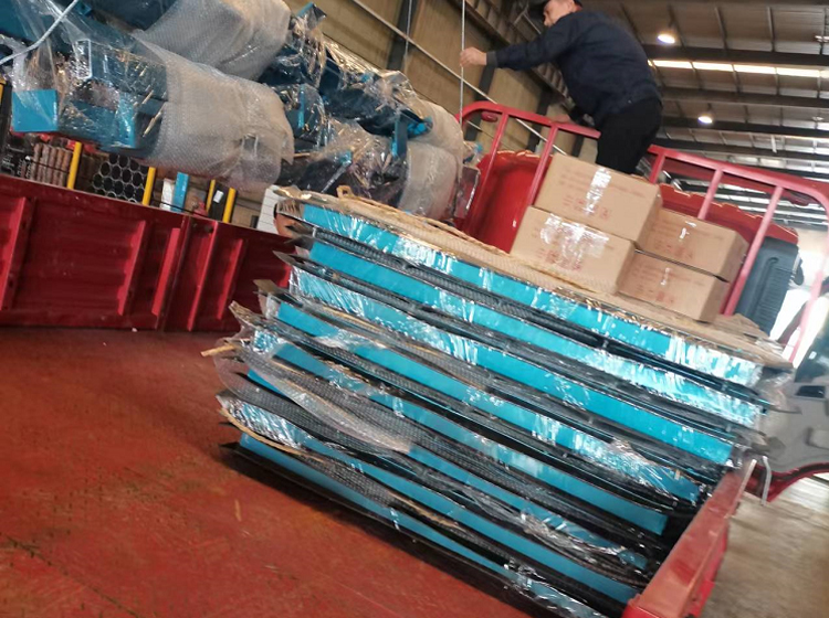 山东东达机电生产的一批无压风门装车发货