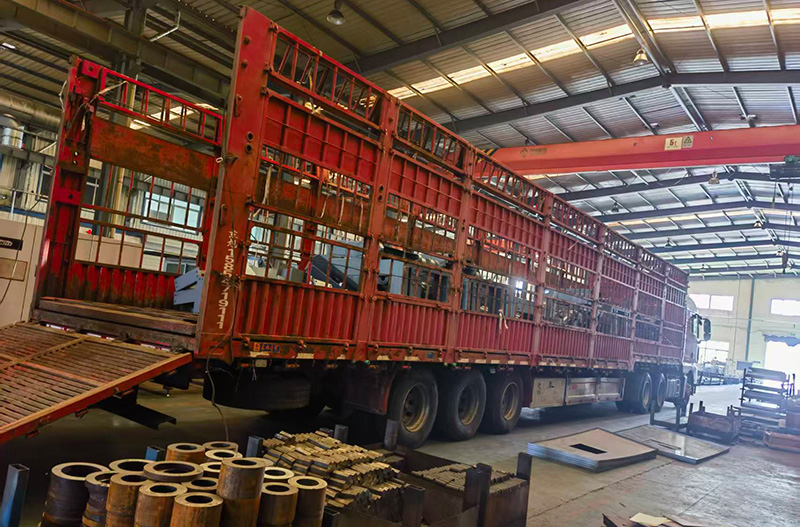 山东东达机电生产的一批锁罐摇台顺利装车发货